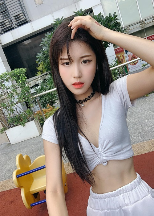 Nữ ca sĩ trải lòng thời điểm bị sụt cân: “Tôi gầy và suýt bị gió thổi bay thật. Tôi sống ở chung cư và có rất nhiều gió. Mỗi lần đi loanh quanh, gió thổi phát là khiến tôi bị chúi ngã. Những lúc trời mưa, tôi còn không dám đi ngoài đường vì sợ nguy hiểm".