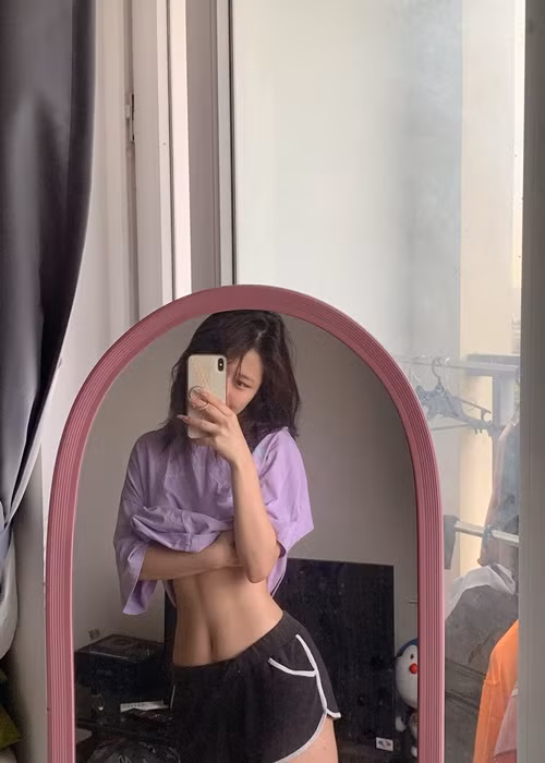 Nữ ca sĩ người Hàn Quốc ăn kiêng và tập luyện để đạt được thành quả đáng nể về vòng hai.