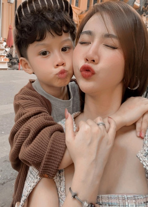 Con trai của Huyền Lizzie năm nay 6 tuổi. Nữ diễn viên chia sẻ, có con là điều mà cô tự hào nhất. Huyền Lizzie tâm sự ngày con trai đón sinh nhật lần thứ 6: “Hồi mới đẻ con khóc dạ đề và khó tính kinh khủng, mẹ vất vả và cảm thấy thực sự khó khăn quãng thời gian ấy. Rồi con lớn dần lên, khi được 4 tháng con dần ngoan hơn, thương mẹ hơn, không quấy khóc. Rồi mẹ lại quay trở lại đóng phim khi con mới 4 tháng tuổi. Bé yêu của mẹ thiệt thòi ghê nhỉ. Nhưng có lẽ vì thế mà mẹ thấy rằng con luôn tự giác, không bao giờ muốn làm phiền mẹ và luôn cho mẹ thấy con là một đứa bé hiểu chuyện".