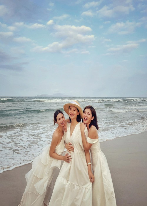 Sau khi trở lại cuộc sống độc thân, cô gặp gỡ bạn bè thường xuyên hơn.