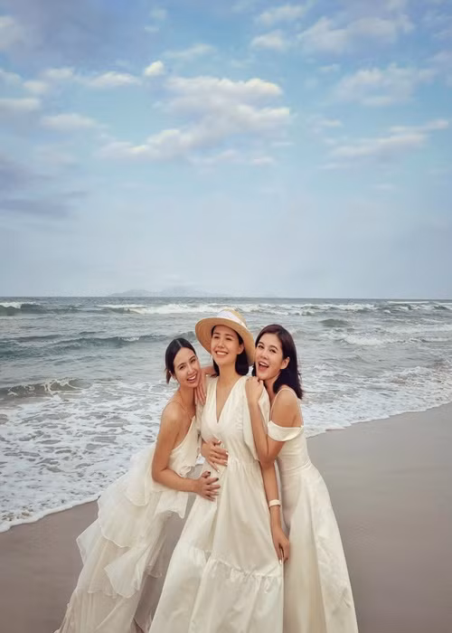 Sau khi trở lại cuộc sống độc thân, cô gặp gỡ bạn bè thường xuyên hơn.