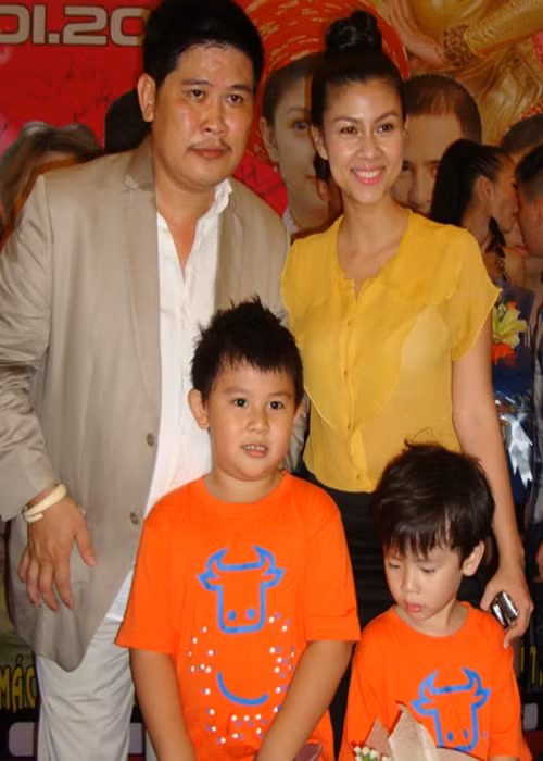 Hồi năm 2012, khi Phước Sang lâm vào cảnh nợ nần vì đầu tư kinh doanh bất động sản nhưng thua lỗ, Kim Thư làm hết mức có thể để cứu chồng. "Tôi mong sao anh Sang thoát khỏi biến cố đó. Khi anh thoát, hai đứa con sẽ có sự tự tin hơn trong cuộc sống. Nhưng những gì tôi giúp anh Sang chỉ là con số quá nhỏ so với số nợ mà anh vướng", Kim Thư chia sẻ trên Zing. Ảnh: Người lao động