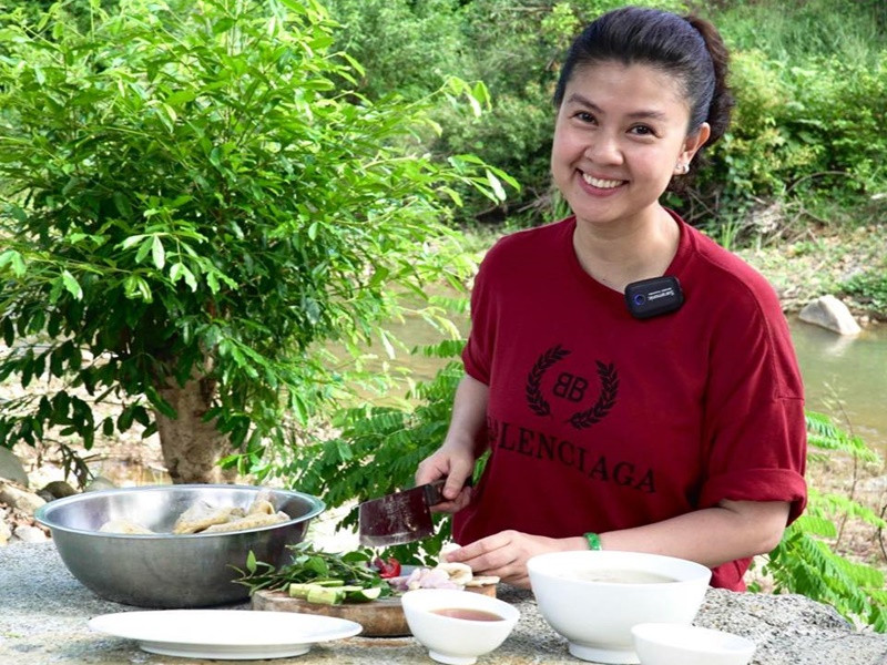 Cuối năm 2012, Kim Thư thừa nhận ly hôn Phước Sang. Cô cho biết, cô ra đi với hai bàn tay trắng, mọi tài sản trước đó đều để lại giúp chồng cũ trả nợ và chấp nhận bươn chải làm đủ mọi nghề để trang trải cuộc sống. Kim Thư kể, cô phải mưu sinh bằng việc bán xôi, cơm phần, chi tiêu tiết kiệm, 7 năm không mua được một chiếc túi xách. Hiện tại, công việc kinh doanh của Kim Thư khá thuận lợi. Ảnh: FB Kim Thư