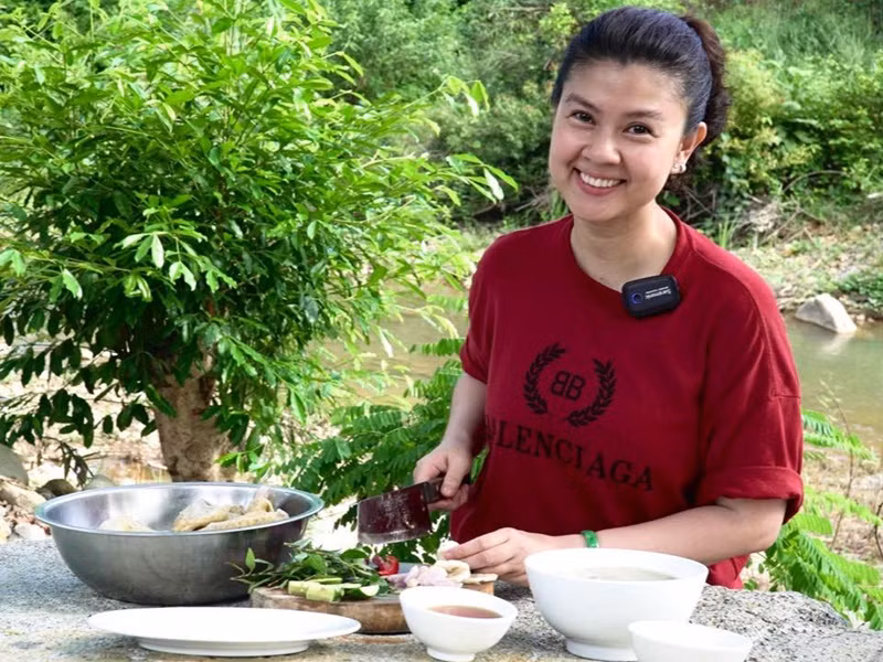 Cuối năm 2012, Kim Thư thừa nhận ly hôn Phước Sang. Cô cho biết, cô ra đi với hai bàn tay trắng, mọi tài sản trước đó đều để lại giúp chồng cũ trả nợ và chấp nhận bươn chải làm đủ mọi nghề để trang trải cuộc sống. Kim Thư kể, cô phải mưu sinh bằng việc bán xôi, cơm phần, chi tiêu tiết kiệm, 7 năm không mua được một chiếc túi xách. Hiện tại, công việc kinh doanh của Kim Thư khá thuận lợi. Ảnh: FB Kim Thư