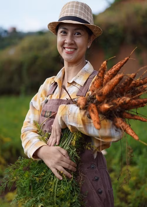 Vợ cũ của Phước Sang bức xúc: “Tôi thừa biết các anh chị quan sát hoạt động kinh doanh hàng ngày của tôi. Tôi chẳng nợ nần gì anh chị mà tôi phải ngại. Nhưng tôi vẫn rất tử tế nói rõ về cuộc sống của tôi hiện nay, thậm chí kể câu chuyện chính mẹ và chị ruột của tôi cũng là nạn nhân của anh Sang cách đây 10 năm, hậu quả kéo dài đến bây giờ. Thế mà các anh chị vẫn áp đặt là đời tôi không trả thì con tôi phải trả thay cho bố chúng. 10 năm nay tôi không ngừng nỗ lực kiếm cơm nuôi đại gia đình tôi từ những việc làm lao động chân tay để kiếm từng vài chục nghìn, những lúc khốn khó không thấy chủ nợ nào đến? Giờ đây tôi một mình gầy dựng quán với biết bao nhiêu tủi nhục, đau khổ là để các anh chị ngang nhiên đến tấn công tôi? Đừng nghĩ tôi có tóc mà nắm. Tôi nhấn mạnh tôi không một chút liên quan gì đến Phước Sang”. Ảnh: FB Kim Thư