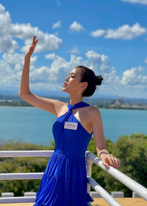 Trên trang cá nhân, Đỗ Thị Hà vừa chia sẻ hình ảnh đón nắng đẹp tại Puerto Rico trong mẫu váy cổ yếm gam màu xanh đồng điệu với bầu trời.