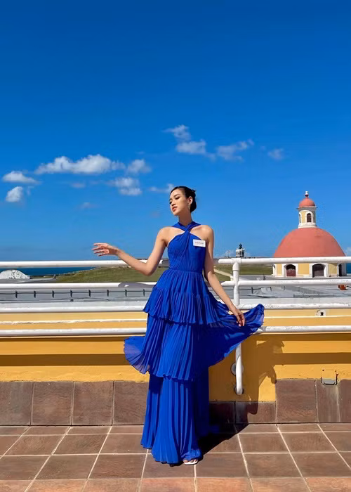 Fan phát hiện Hoa hậu Đỗ Thị Hà chọn dép thấp đơn giản.