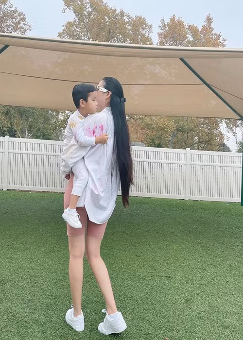 Nàng hoa hậu gốc Hải Phòng nhận được sự hỗ trợ của mẹ đẻ trong việc chăm sóc các con.