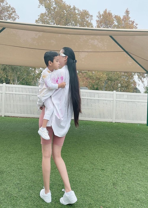 Nàng hoa hậu gốc Hải Phòng nhận được sự hỗ trợ của mẹ đẻ trong việc chăm sóc các con.