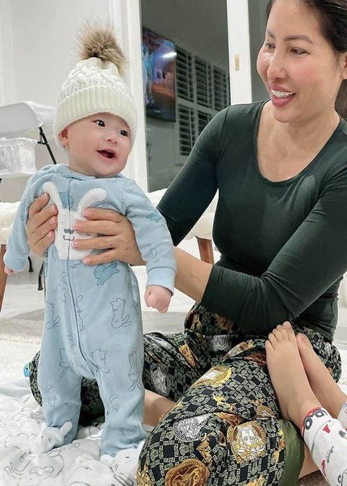 Con trai thứ hai của Phạm Hương cười hết cỡ bên bà ngoại.