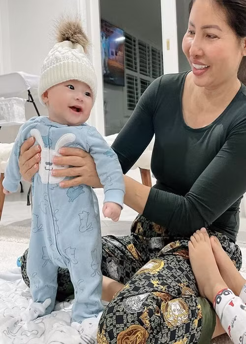 Con trai thứ hai của Phạm Hương cười hết cỡ bên bà ngoại.