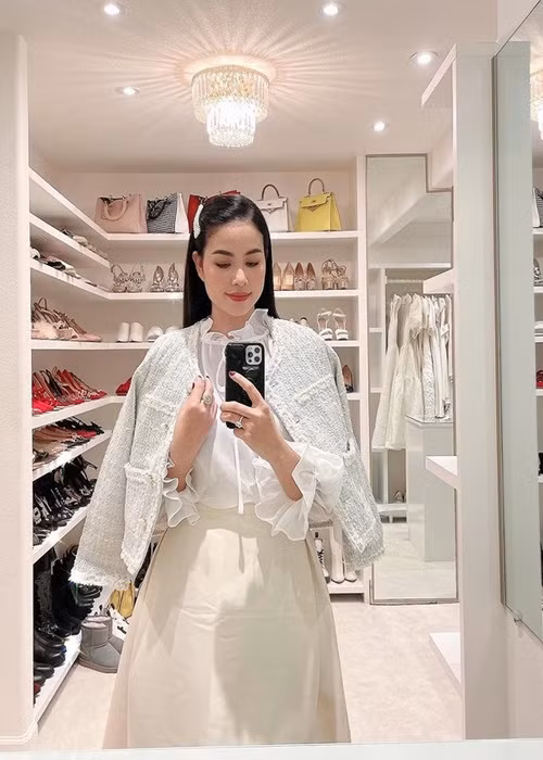 Nhan sắc của Phạm Hương sau 2 lần sinh nở được khen đẹp mặn mà.