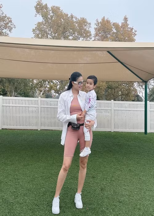 Trên trang cá nhân, Phạm Hương thường xuyên chia sẻ hình ảnh bên hai con nhỏ.