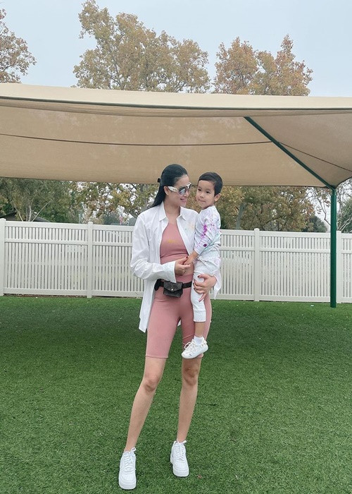 Trên trang cá nhân, Phạm Hương thường xuyên chia sẻ hình ảnh bên hai con nhỏ.