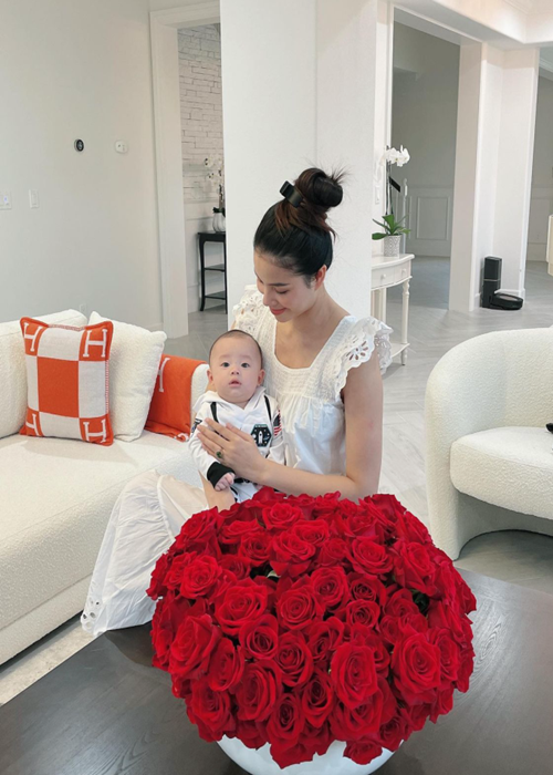 Tháng 7/2021, Phạm Hương sinh con trai thứ 2 - bé Apollo. Đến tháng 9/2021, người đẹp mới chia sẻ thông tin có thêm con.