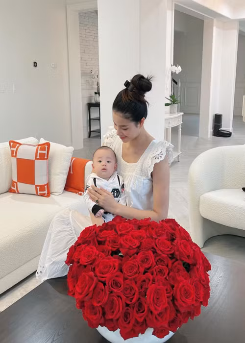 Tháng 7/2021, Phạm Hương sinh con trai thứ 2 - bé Apollo. Đến tháng 9/2021, người đẹp mới chia sẻ thông tin có thêm con.