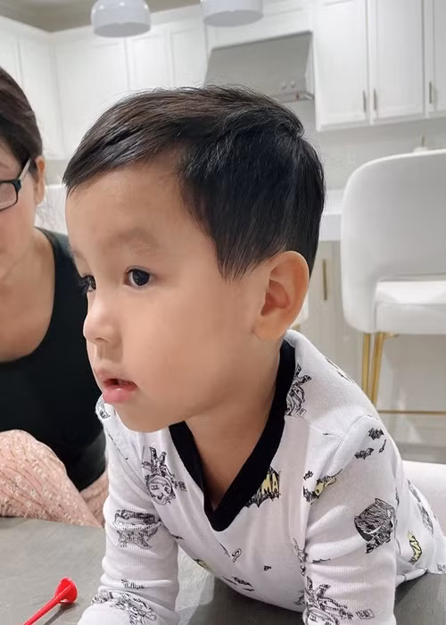 Gần đây, Phạm Hương khoe tự tay cắt tóc cho bé Maximus.