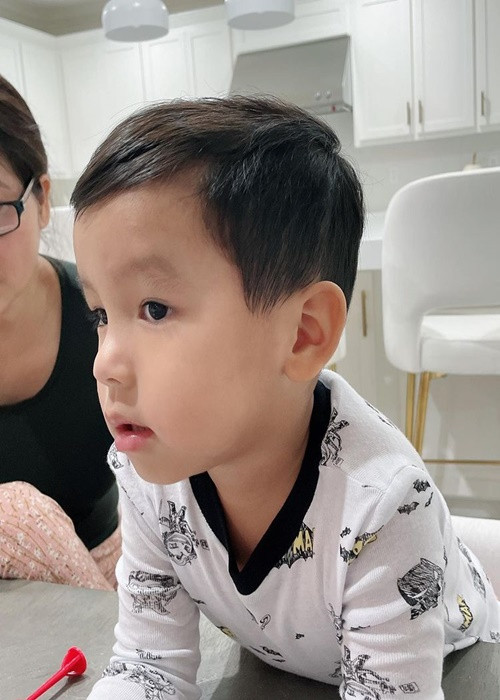 Gần đây, Phạm Hương khoe tự tay cắt tóc cho bé Maximus.