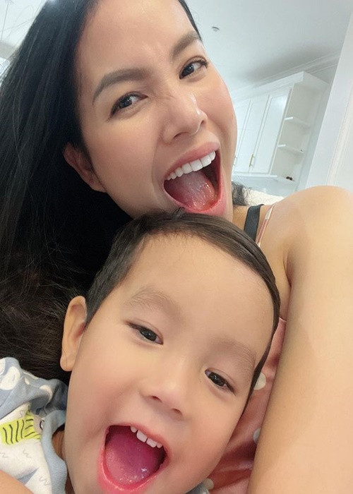 Phạm Hương dành thời gian chăm sóc tổ ấm nhỏ. Cô sinh bé Maximus năm 2018, bé Apollo năm 2021.