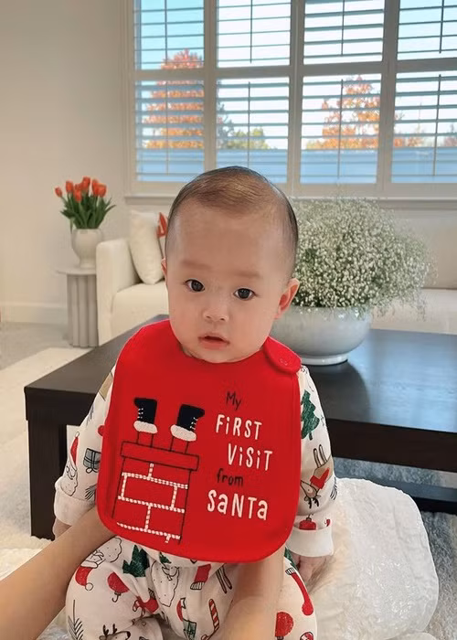 Bé Apollo kháu khỉnh, chuẩn bị đón Giáng sinh đầu tiên.