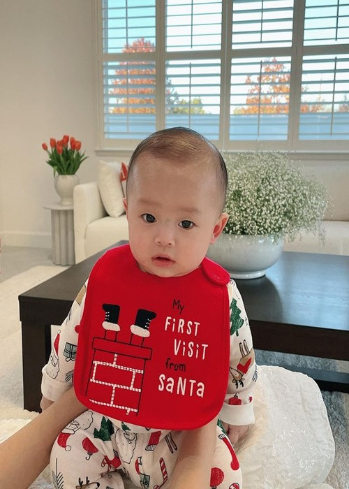 Bé Apollo kháu khỉnh, chuẩn bị đón Giáng sinh đầu tiên.
