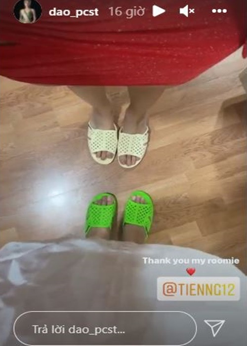 Đại diện Lào gửi lời cảm ơn đến đại diện Việt Nam Thùy Tiên vì đôi dép tổ ong màu xanh.