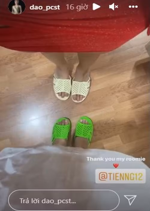 Đại diện Lào gửi lời cảm ơn đến đại diện Việt Nam Thùy Tiên vì đôi dép tổ ong màu xanh.