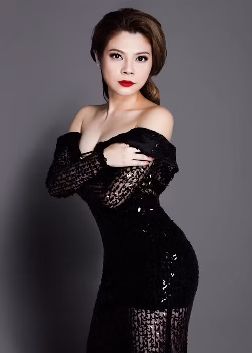 Cô có sự nghiệp ca hát thành công ở hải ngoại, nhan sắc mặn mà cùng hôn nhân hạnh phúc.