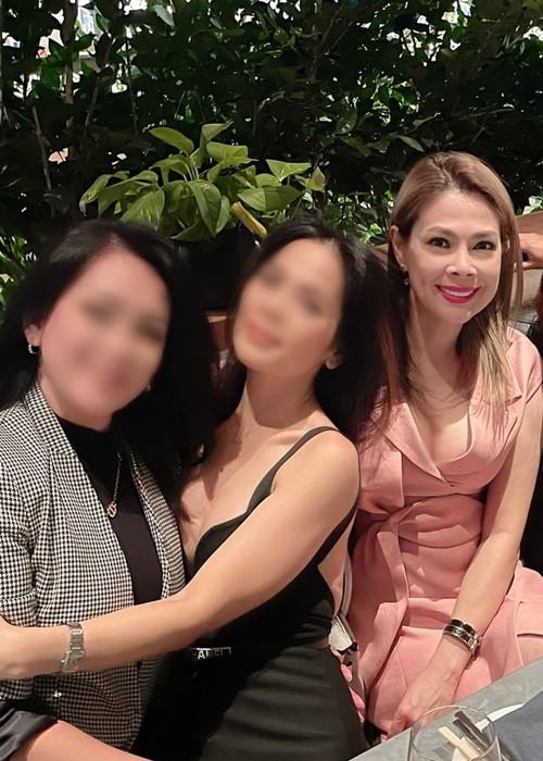 Trên trang cá nhân, nữ ca sĩ công khai những bức ảnh ăn mặc quyến rũ đốt mắt người nhìn.