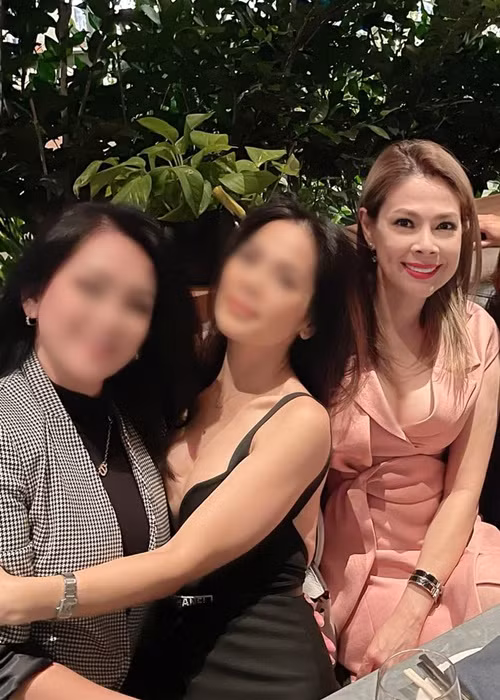 Trên trang cá nhân, nữ ca sĩ công khai những bức ảnh ăn mặc quyến rũ đốt mắt người nhìn.