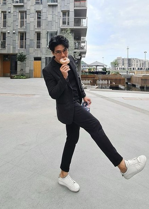 Nam CEO vừa làm việc vừa chăm sóc bạn gái hơn tuổi. Ảnh: Instagram Huy Trần