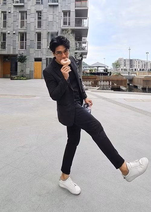 Nam CEO vừa làm việc vừa chăm sóc bạn gái hơn tuổi. Ảnh: Instagram Huy Trần