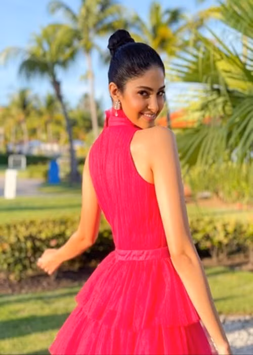 Về các đối thủ, Đỗ Thị Hà cho cho rằng cuộc thi năm nay có nhiều thí sinh mạnh. Đại diện Việt Nam khen đại diện Ấn Độ có vẻ đẹp thanh lịch, phù hợp tiêu chí cuộc thi và nhiều khả năng đạt thành tích cao. Ảnh: Missosology