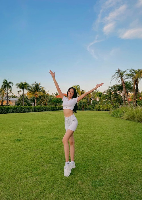 Về các phần thi, Đỗ Thị Hà chia sẻ trên Zing, cô đã hoàn thành phần thuyết trình dự án nhân ái và sẽ ghi hình phần thi hùng biện Head to Head Challenge vào ngày 27/11. Người đẹp lo lắng cho phần thi hùng biện bởi năm nay, mỗi thí sinh có 2 câu hỏi, 1 câu hỏi liên quan đến video giới thiệu bản thân và 1 câu hỏi do MC hỏi ngẫu nhiên. Đỗ Thị Hà hiện tại thuộc nhóm 9 với các đại diện: Brazil, Moldova, Wales, Bosnia - Herzegovina và Bulgaria. Ảnh: FB Đỗ Thị Hà