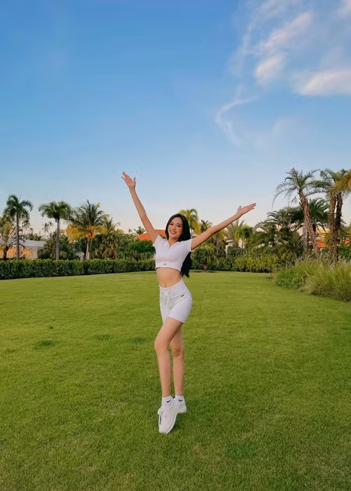 Về các phần thi, Đỗ Thị Hà chia sẻ trên Zing, cô đã hoàn thành phần thuyết trình dự án nhân ái và sẽ ghi hình phần thi hùng biện Head to Head Challenge vào ngày 27/11. Người đẹp lo lắng cho phần thi hùng biện bởi năm nay, mỗi thí sinh có 2 câu hỏi, 1 câu hỏi liên quan đến video giới thiệu bản thân và 1 câu hỏi do MC hỏi ngẫu nhiên. Đỗ Thị Hà hiện tại thuộc nhóm 9 với các đại diện: Brazil, Moldova, Wales, Bosnia - Herzegovina và Bulgaria. Ảnh: FB Đỗ Thị Hà