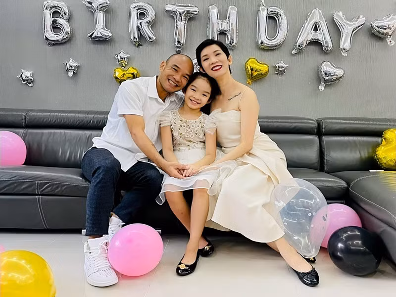 Xuân Lan không ít lần khoe ông xã chiều chuộng con gái riêng của vợ. Ảnh: FB Xuân Lan