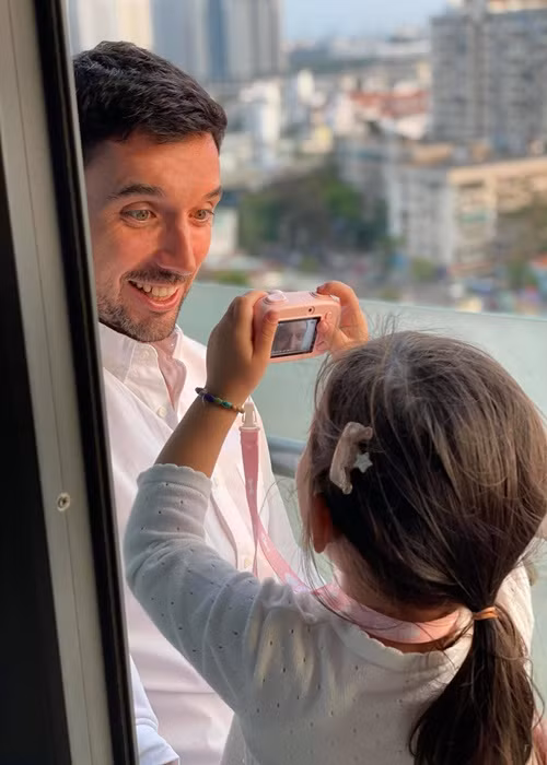 Olly hết mực yêu thương vợ con. Hà Anh chia sẻ, Olly luôn động viên cô đi chơi, giữ liên lạc với bạn bè còn anh sẽ chăm sóc con. Ảnh: FB Hà Anh