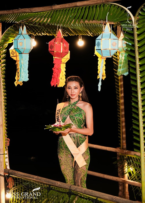 Thùy Tiên mặc gợi cảm tại sự kiện thả đèn hoa đăng. Ảnh: Miss Grand International