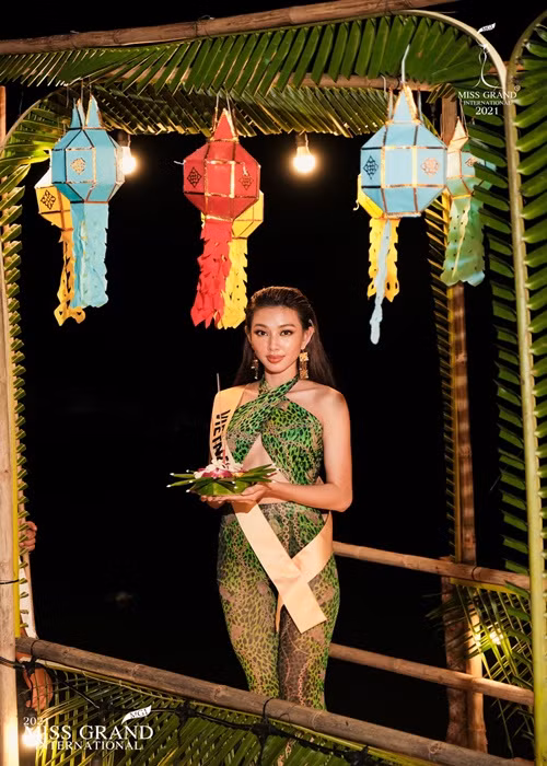 Thùy Tiên mặc gợi cảm tại sự kiện thả đèn hoa đăng. Ảnh: Miss Grand International