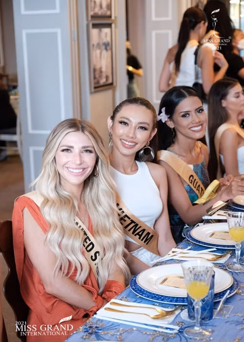 Đại diện Việt Nam đang thể hiện khá tốt tại cuộc thi về khả năng tiếng Anh và phong cách thời trang. Ảnh: Miss Grand International