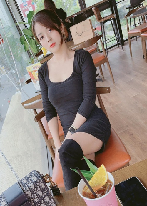 Ngô Lệ Quyên giữ được vóc dáng thon gọn dù từng một lần sinh nở.