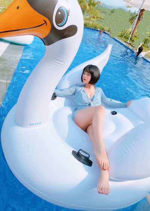 Ngô Lệ Quyên sở hữu vóc dáng khá nhỏ nhắn cùng gương mặt bầu bĩnh dễ mến.