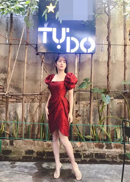 Nữ diễn viên từng tham gia phim "Những cánh hoa trước gió", "Sát thủ online", "Lựa chọn cuối cùng", “Khi người đàn ông góa vợ bật khóc”, “Chôn nhời”.