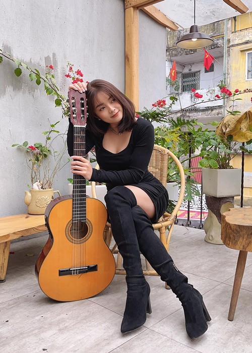 Nữ diễn viên phim“Phố trong làng” thường xuyên mặc gợi cảm ở đời thường.