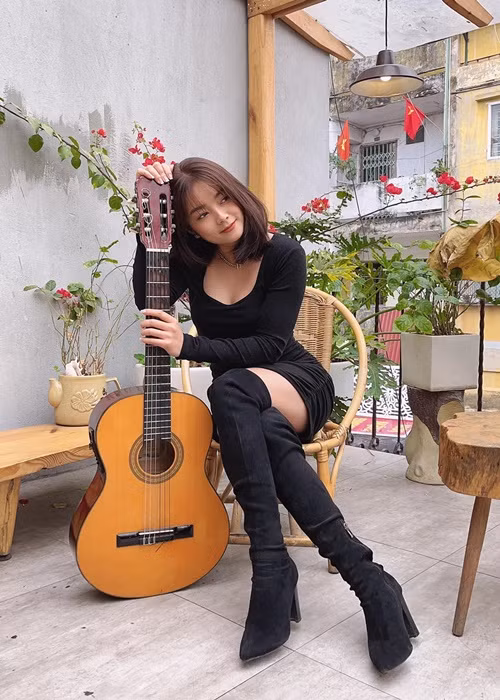 Nữ diễn viên phim“Phố trong làng” thường xuyên mặc gợi cảm ở đời thường.