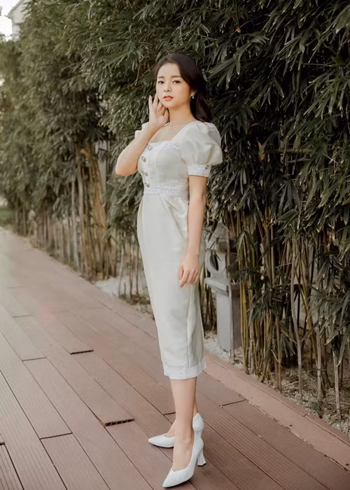 Ngô Lệ Quyên sinh năm 1992, học diễn viên kịch - điện ảnh tại trường Đại học Sân khấu Điện ảnh Hà Nội. Hiện tại, cô công tác tại Nhà hát Tuổi Trẻ Việt Nam.