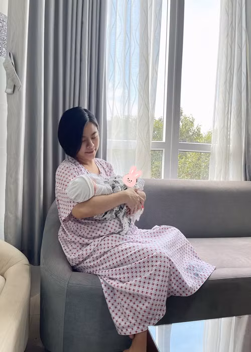 Mới đây, bệnh viện - nơi Vân Trang sinh cũng chia sẻ hình ảnh Vân Trang bên hai con đồng thời hé lộ thai kỳ nguy cơ cao của nữ diễn viên. Ảnh: FB bệnh viện T.D