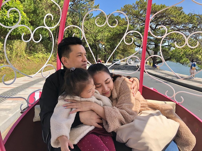 Vợ chồng Lam Trường thỉnh thoảng trốn con đi du lịch, có những buổi tối thưởng thức nhạc trong thế giới của riêng hai người để hâm nóng tình cảm.