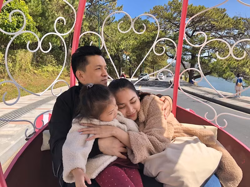 Vợ chồng Lam Trường thỉnh thoảng trốn con đi du lịch, có những buổi tối thưởng thức nhạc trong thế giới của riêng hai người để hâm nóng tình cảm.