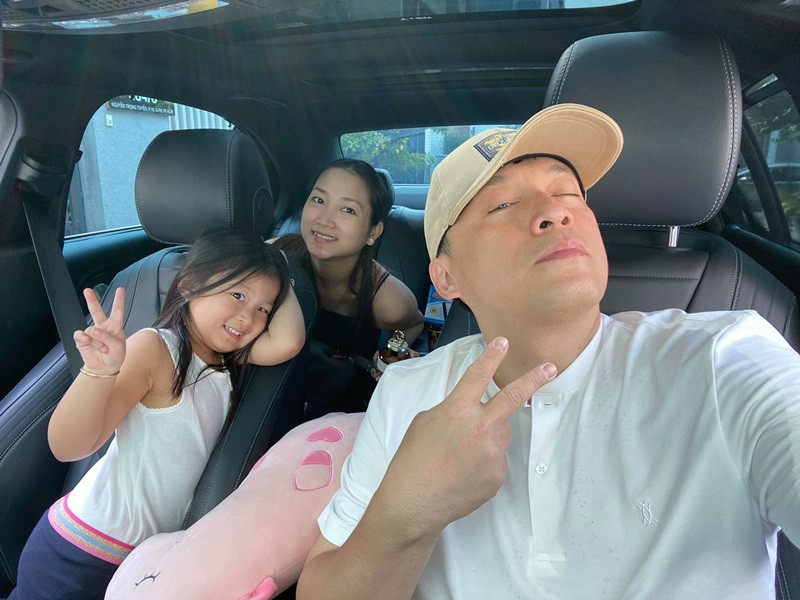 Trong khoảng thời gian chưa về Việt Nam, Yến Phương thường đăng tải những status đầy tâm trạng. Lam Trường cho biết: “Yến Phương một mình đương đầu với sự khó khăn và nuôi con, điều đó chắc chắn sẽ làm cho cô ấy bị stress, buồn bã. Chuyện tâm sự hay viết lên mạng xã hội để giải tỏa là điều đương nhiên và dễ hiểu”.